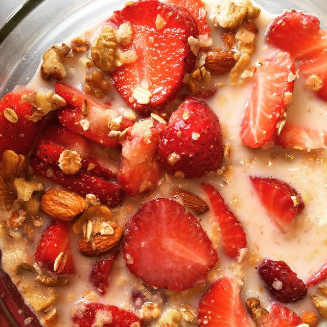 Right vegan breakfast: oat milk, strawberries, peanuts and muesli :)